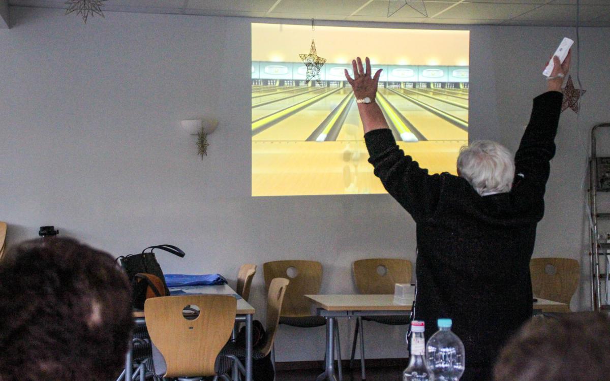 Senioren bowlen mit der Wii-Konsole