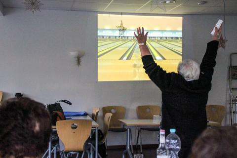 Senioren bowlen mit der Wii-Konsole