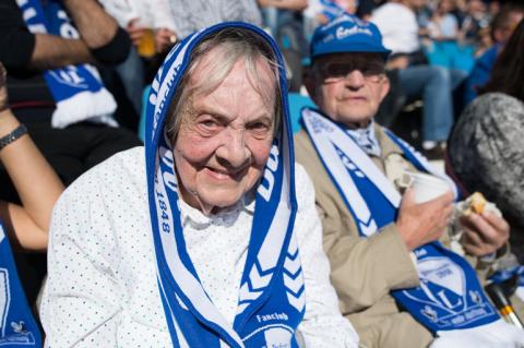 Oma im Stadion