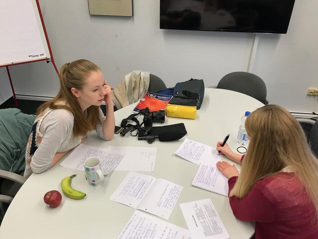 Studentin Hanna Marie Frank und Azubi Nora Schulz